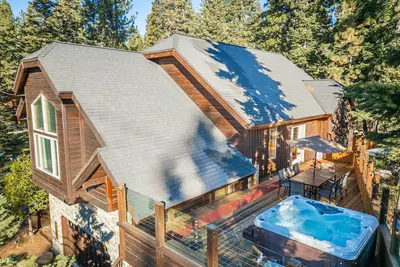 Image de 5-Star Modern, dog-friendly, steps from lake & Gar Woods!