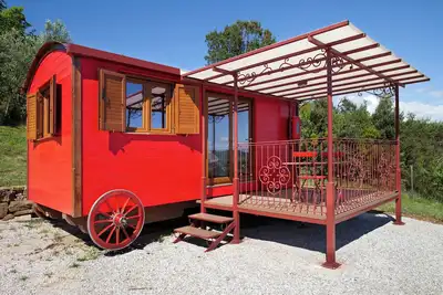 Image de Caravane 'Volpe Rossa' avec jardin partagé et climatisation
