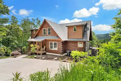 Image de Laurel Creek Falls | Pet-Friendly Log Cabin with Hot Tub, Fire Pit & Views!