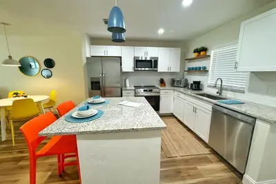 Image de New Amazing Sunshine-Up 6 Guests-Private Backyard