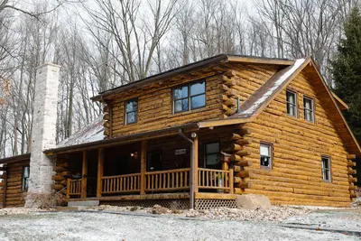 Image de Spacious 6-bedroom cabin & sports bar in Amish country. Close to Breitenbach.