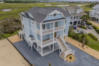 Image de Spacious newly built coastal home with scenic views, private pool & Tiki Bar