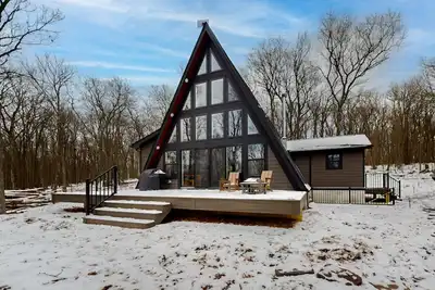 Image de Spacious house with deck, fire pit, grill & ping pong table