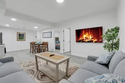 Image de Spacious 2-Bedroom Legal Basement Suite | Private Entrance | 15 Mins to Airport