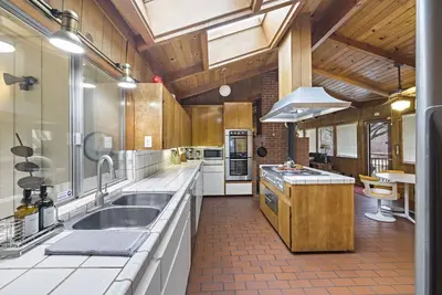 Image de Mid-Century-Modern Mountain Gem