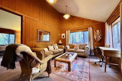 Image de Cozy Cabin | Walk to Lake | Pet-Friendly Retreat