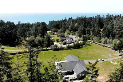 Image de Ironwood - Your cozy coastal cabin on the coast!