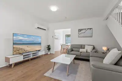 Image de Elegant 3-Bed Home Steps from Sunny Glenelg Beach