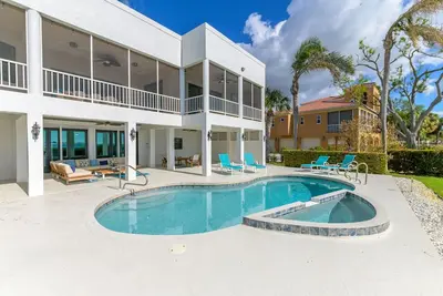 Image de Luxury Beachfront Retreat~Pool~Game Room~Sleeps 16