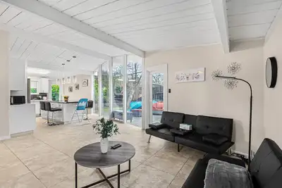 Image de 3-bedroom house in charming Palo Alto with backyard/playground/tent
