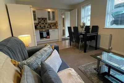 Image de Cosy 2br Apt Near Airport Free Parking | By DerBnB