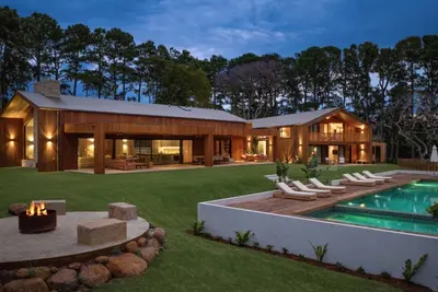 Image de Cedar Hill: A Luxurious Barn-Style Retreat with Breathtaking Views