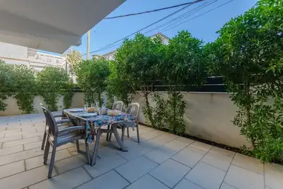 Maison de vacances moderne avec mobilier