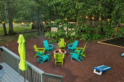 Image de Game Room | Hot Tub | Fire Pit | Playset | Grill
