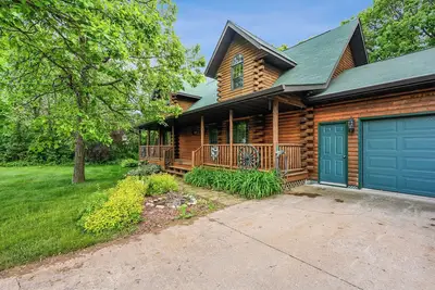 Image de Wazeecha Lodge – A Relaxing, Dog Friendly, Log Home Retreat Near Lake Wazeecha!