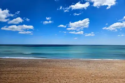 Image de New Beach House - Steps to the Sand! \n