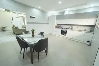 Image de Stylish Superior Two-Bedroom Haven with Extra Space – Kings View Apartment