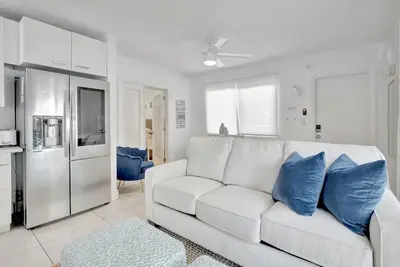 Image de Comfy 2Br 3 min to Beach Home!