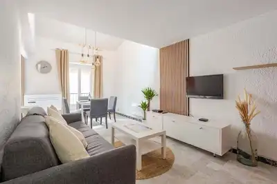 Image de 2p cosy, gare à 1 min, 5 min Palais des Festivals, parking à côté.