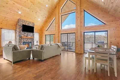 Image de Sparrowhawk Lake Log Estate With Firepit Lakefront