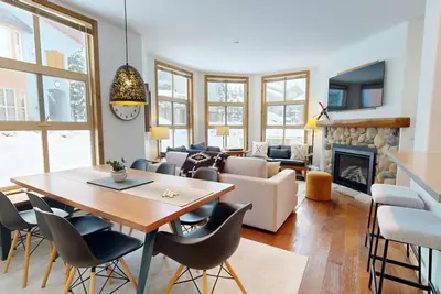 Image de Stunning 4-Bedroom, 3-Bathroom Condo in Crystal Forest – Steps from Sun Peaks Village!