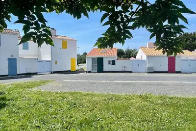 Image de Maison rénovée avec piscine chauffée, tennis et parking à 100m des commerces