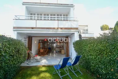 Image de Appartement rez-de-chaussée avec jardin, piscine et WiFi à 400m de la plage