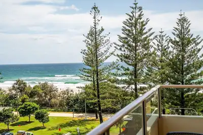 Image de 2-bedroom, 1-bathroom ocean view apartment, perfectly situated on Burleigh Beach