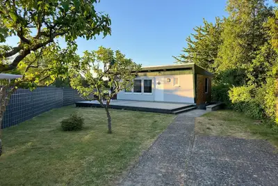 Image de Cozy bungalow with private lake access and jetty - completely renovated!