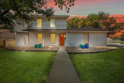 Image de This centrally located 4br 2. 5Bath home is complemented by vintage touches and amenities. Look no further if you are looking for an authentic Austin, Tx home situated just a couple of minutes away from restaurants, shops, attractions, and landmarks.