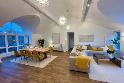 Image de Munich penthouse with roof terrace, kitchen and parking space in the Moosach district