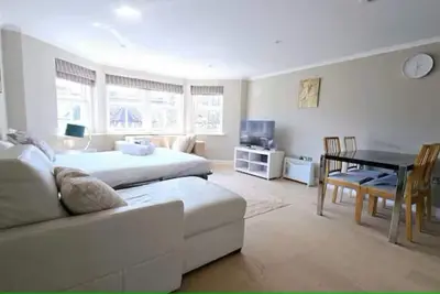 Image de Luxury 1 bed Apt Sleeps 5, Barons Court 5m to tube