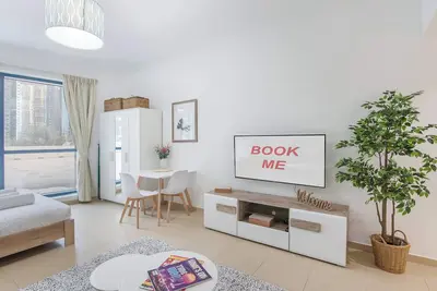 Image de Serene Studio apartment with stylish interior space in Jlt!