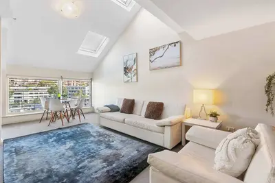 Image de Stylish Loft-Style Apartment with Stunning Views