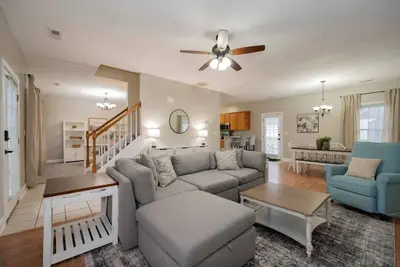 Image de Quaint 3Bedroom Home w/ King Bed & Fenced Backyard