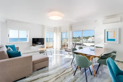 Image de Ocean View 2 Bdr Flat With Balcony by LovelyStay