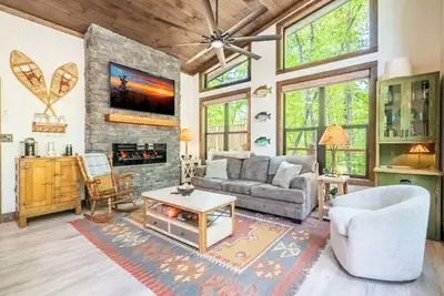 Image de *Romantic Cabin w/ Hot Tub! WiFi + Fireplace! *