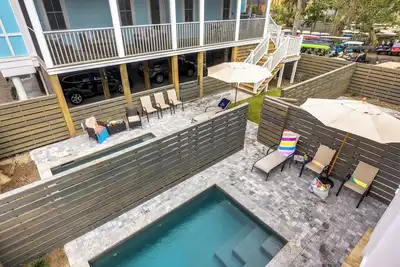 Image de 15-bedroom vacation rental with 3 pools, interconnected homes, and room for 36 g