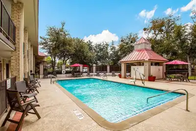 Image de 15 Miles Away from Downtown Dallas | Relaxing Couple Stay | Free Parking