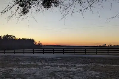 Image de Peaceful, Country living! Beautiful view from front porch!