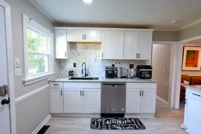 Image de Cozy 2-bedroom Cottage; walk to Uncg