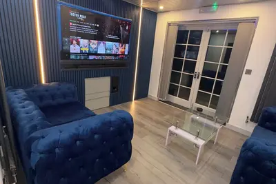 Spacious 4-bedroom apartment in Uxbridge with relaxing Hot tub and Pool table