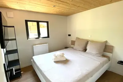 Image de Chalet Cosy neuf sur terrain privé clôturé 600m2