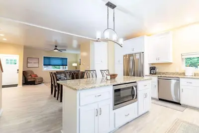 Image de 3br Gem Near Hot Spots - Deck
