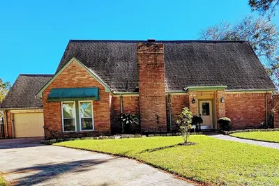 Spacious 4-bedroom 2-bath Pool House!