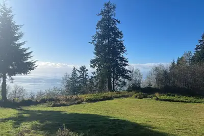 Image de Oceanfront Lodge; your private, family-friendly retreat in the trees