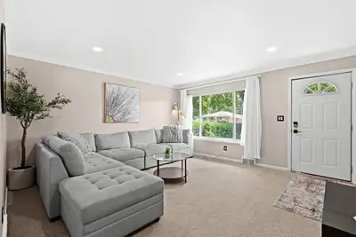 Image de Big Fenced Backyard Sleeps 8 Plus