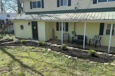 Image de 4-Bedroom Lake-side Retreat with New Dock!