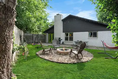 Image de Woodstone Casita~Lush backyard~Central location