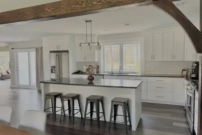 Image de Charming 3-bedroom house with fenced in dog yard and playground and hottube
